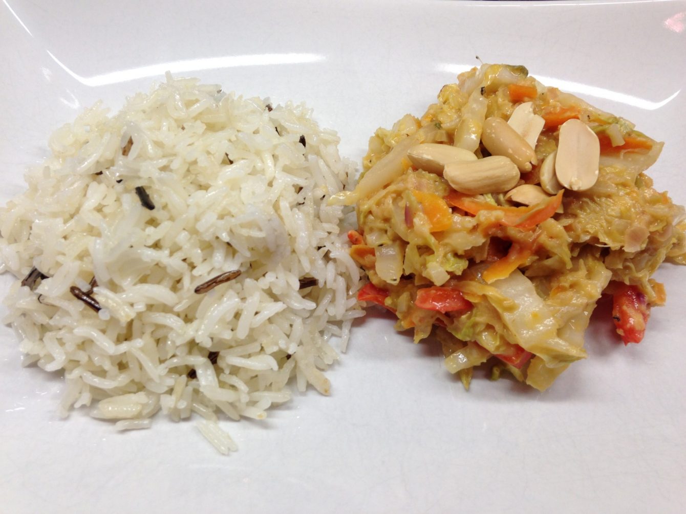 Chinakohl, Möhren, Paprika mit Erdnuss Tamarinden Ingwer Dressing und gebratenem Jasmin Reis