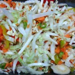 Chinakohl Salat mit Möhren, Paprika und Wakame Algen