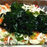 Chinakohl Salat mit Möhren, Paprika und Wakame Algen