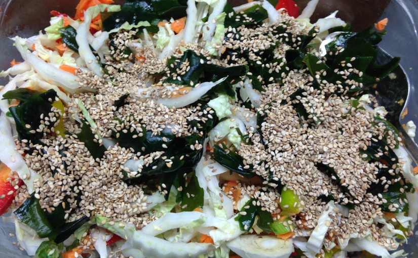 Chinakohl Salat mit Möhren, Paprika und Wakame Algen mit Sesam Soja Dressing