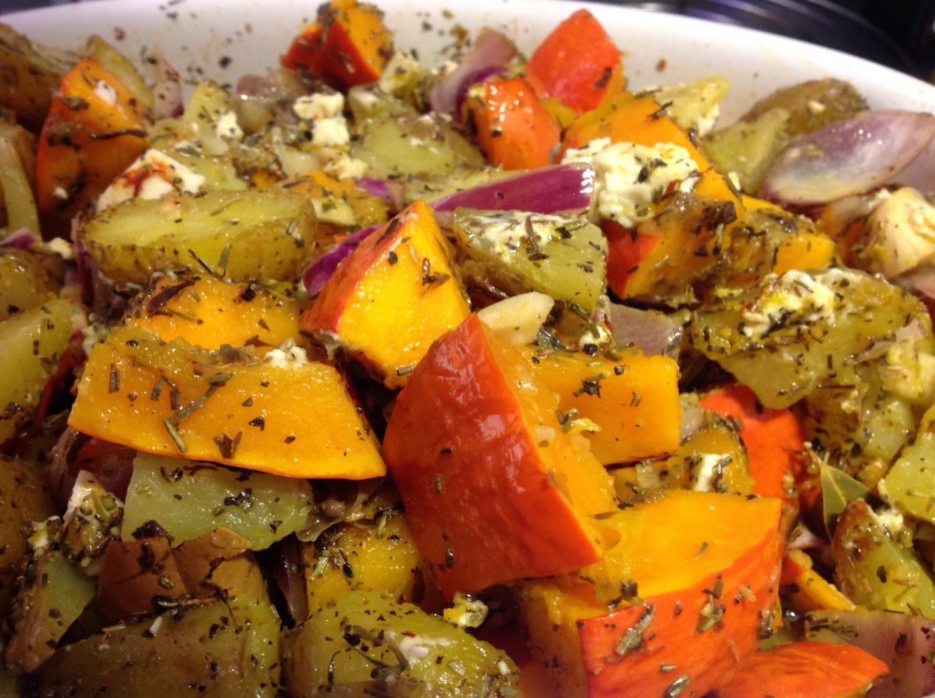 Kürbis und Kartoffeln mit Kräutern aus der Provence und Feta aus dem Ofen