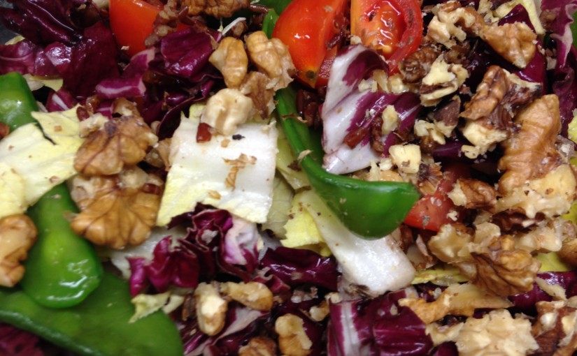 Reissalat mir Zuckerschoten, Radicchio, Chicorée, Feigen und Walnüssen