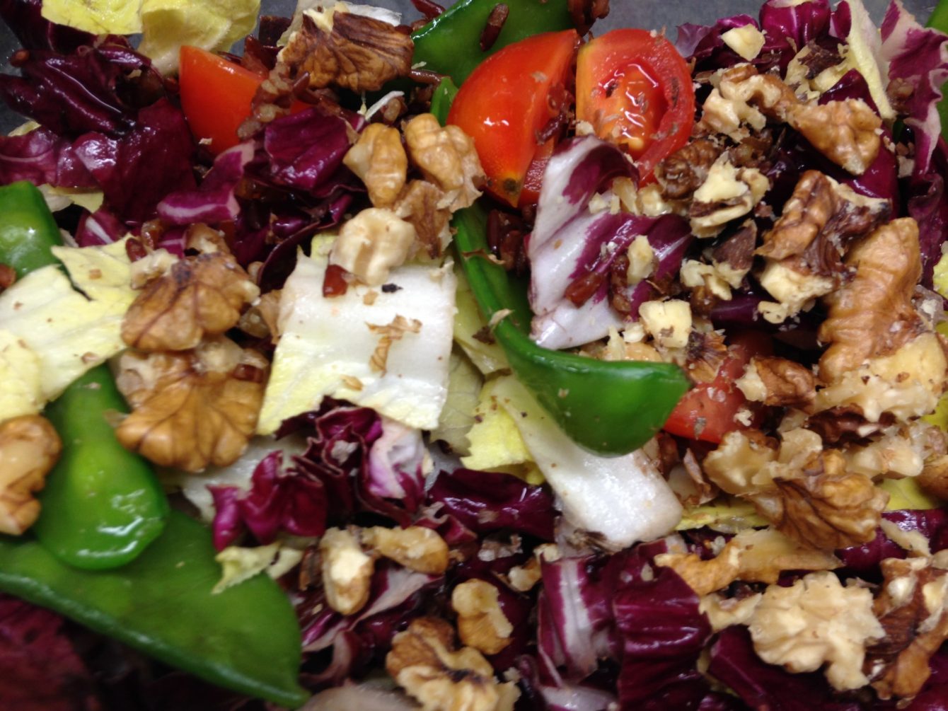 Reissalat mir Zuckerschoten, Radicchio, Chicorée, Feigen und Walnüssen