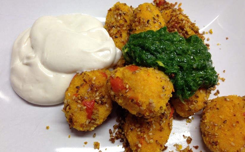 Kürbis Gnocchi mit geröstetem Sesam, Petersilienpesto und Tahine Joghurt