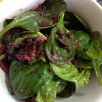 Schwarze Rote Bete Salat mit Beluga Linsen und Spinat