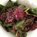 Schwarze Rote Bete Salat mit Beluga Linsen und Spinat