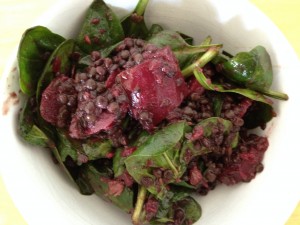 Schwarze Rote Bete Salat mit Beluga Linsen und Spinat