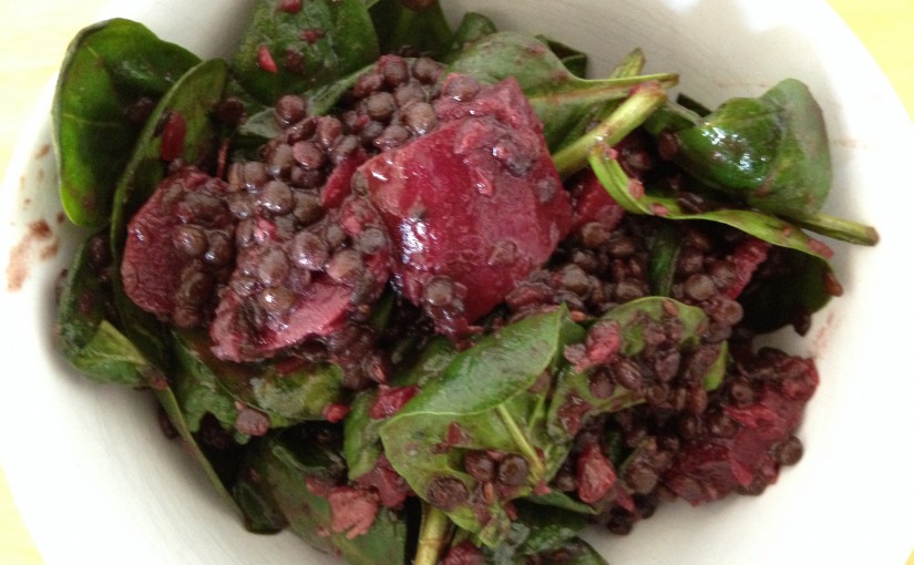 Schwarze Rote Bete Salat mit Beluga Linsen und Spinat
