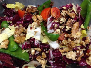 Reissalat mir Zuckerschoten, Radicchio, Chicorée, Feigen und Walnüssen