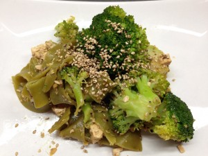 Brokkoli Tofu mit Spinatnudeln in Knoblauch Sesam Soße