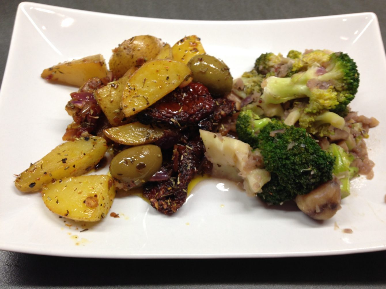 Maronen Brokkoli Gemüse mit Tomaten Oliven Ofenkartoffeln