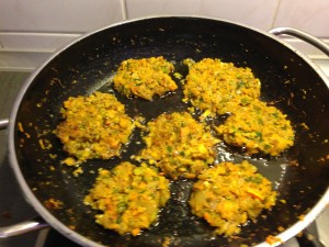 Kürbis Karotten Kartoffel Bratlinge mit Pistazien