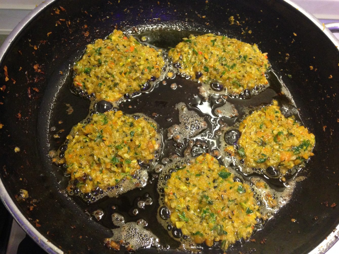 Sellerie Möhren Kartoffel Bratlinge mit Petersilienwurzel und Kürbiskernen