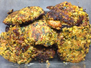 Kürbis Karotten Kartoffel Bratlinge mit Pistazien