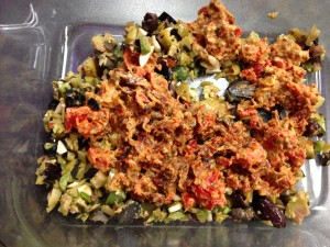 Nudelsalat mit Antipasti getrockneten Tomaten und Oliven