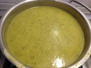Kartoffel Gurken Suppe mit Räucherlachs, Ziegenfrischkäse, Bärlauch Pesto und gerösteten Kürbiskernen