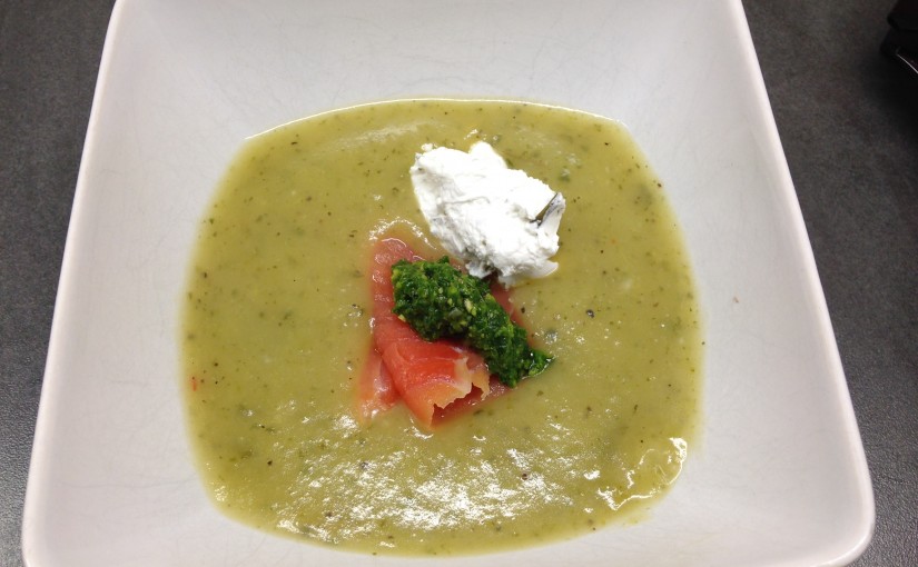 Kartoffel Gurken Suppe mit Räucherlachs, Ziegenfrischkäse, Bärlauch Pesto und gerösteten Kürbiskernen