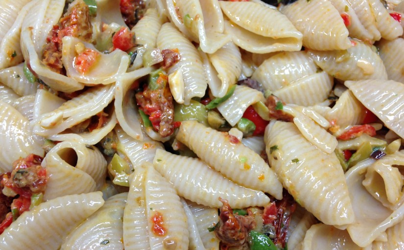 Nudelsalat mit Antipasti getrockneten Tomaten und Oliven
