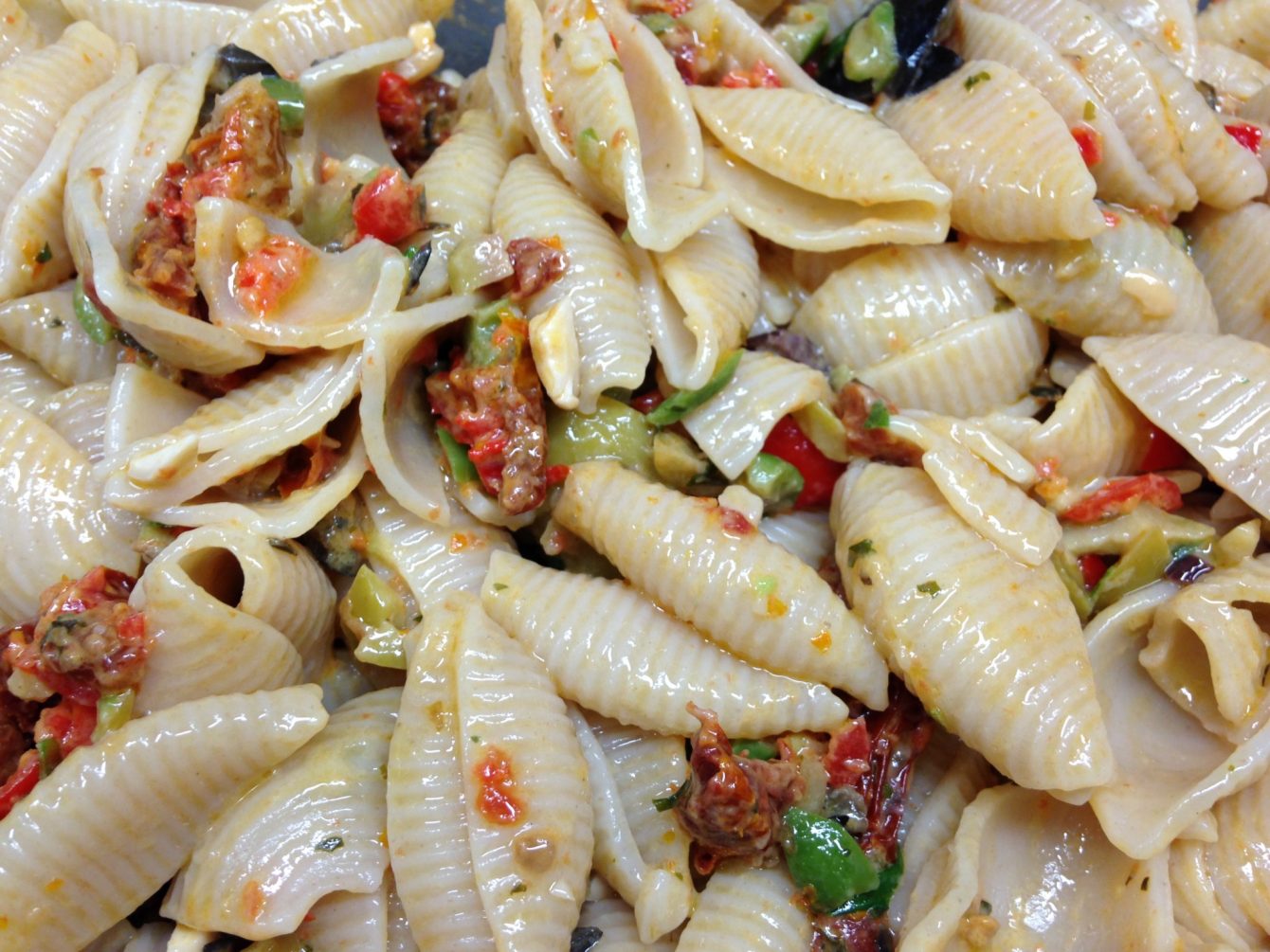 Nudelsalat mit Antipasti getrockneten Tomaten und Oliven