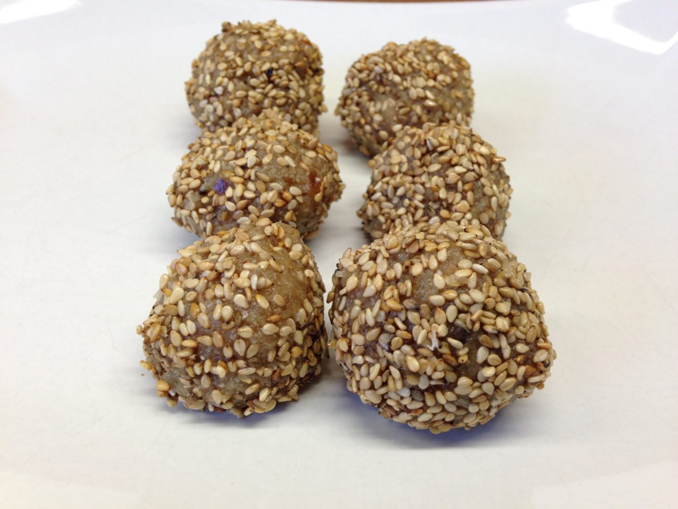 Energiebällchen aus Sesam, Mandel, Dattel, Kokos