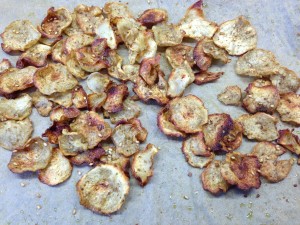 Gemüsechips aus Schwarzem Rettich mit Thai Sesam Curry