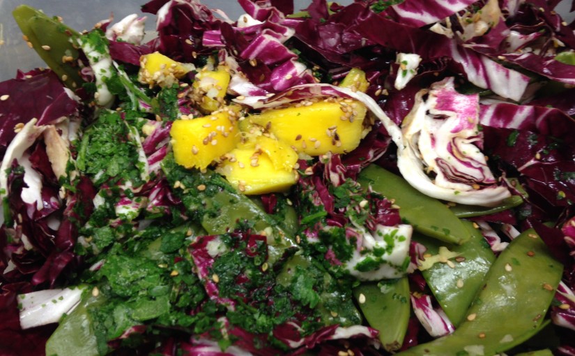Zuckerschoten Salat mit Radicchio, Mango und Sesam Limetten Dressing
