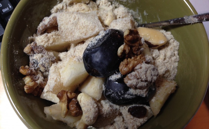 Müsli mit Banane, Birne, frischen Datteln, Walnüssen, Cashew, Erdmandel und Flohsamenschalen Psyllium