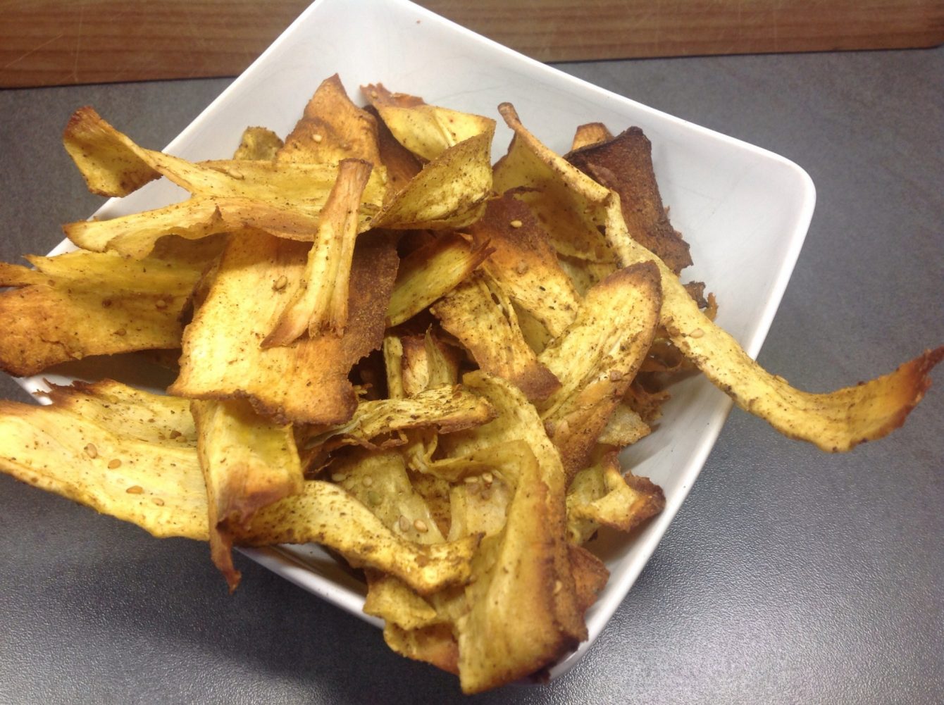 Gemüsechips aus Pastinaken mit Thai Sesam Curry