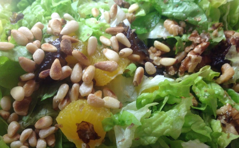 Eichblattsalat mit Orangen, frischen Datteln und Pinienkernen