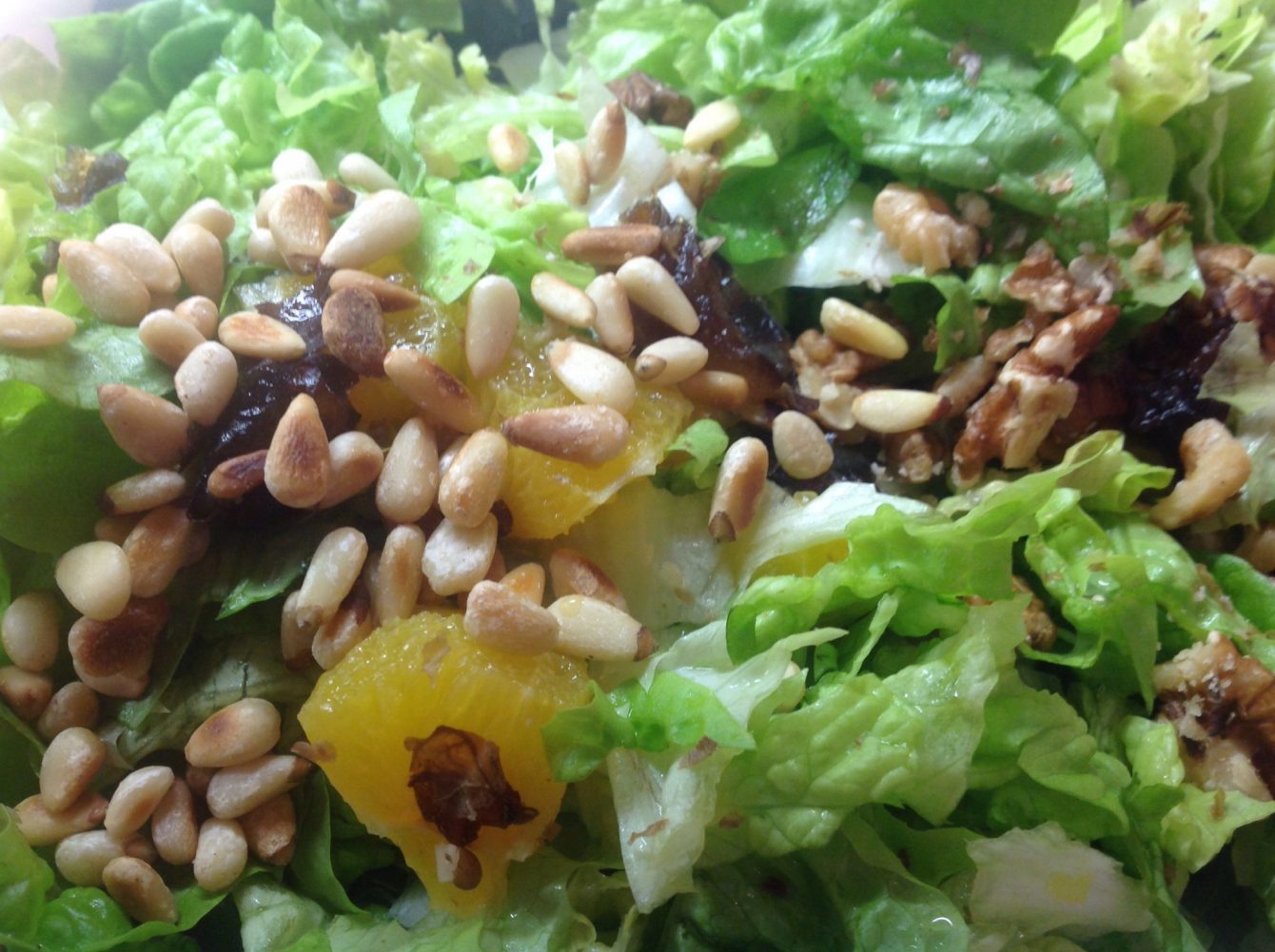 Eichblattsalat mit Orangen, frischen Datteln und Pinienkernen