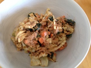 Chinakohl, Thunfisch, Karotten, Wakame Algen Salat mit Sesam Tahine Miso Dressing