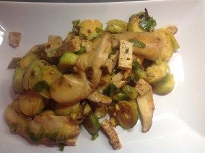 Gebratenes Rosenkohl Tofu Pilz Gemüse mit Chili Soja Marinade und Koriander