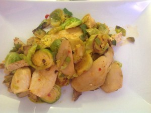 Gebratenes Rosenkohl Tofu Pilz Gemüse mit Chili Soja Marinade und Koriander