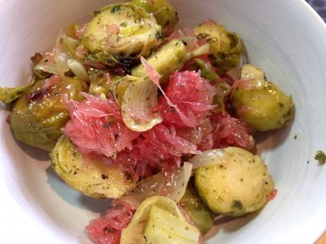 Gerösteter Rosenkohl Salat mit Schalotten und Grapefruit mit Zimt Sternanis Vinaigrette und Koriander