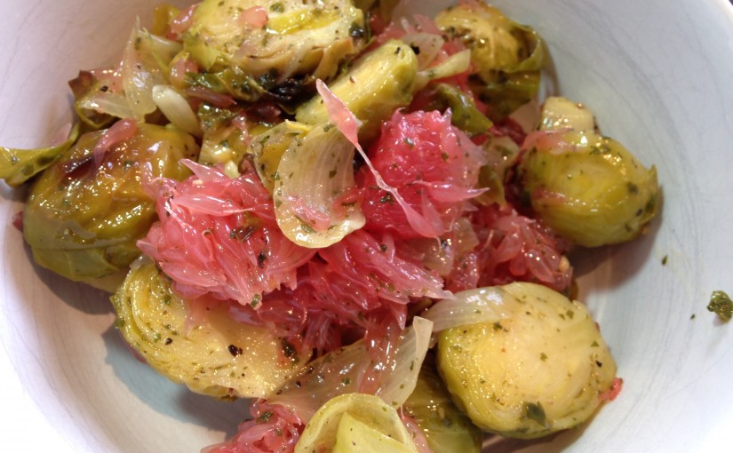 Gerösteter Rosenkohl Salat mit Schalotten und Grapefruit mit Zimt Sternanis Vinaigrette und Koriander