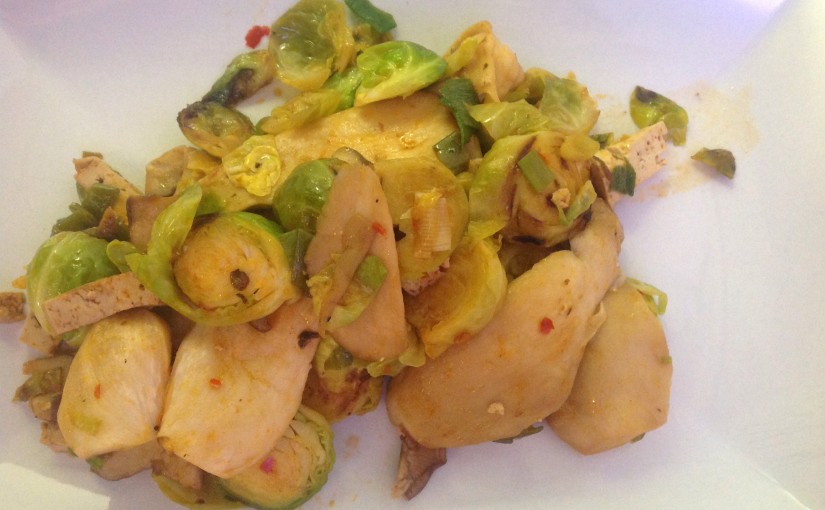 Gebratenes Rosenkohl Tofu Pilz Gemüse mit Chili Soja Marinade und Koriander