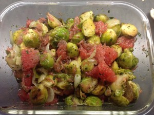 Gerösteter Rosenkohl Salat mit Schalotten und Grapefruit mit Zimt Sternanis Vinaigrette und Koriander