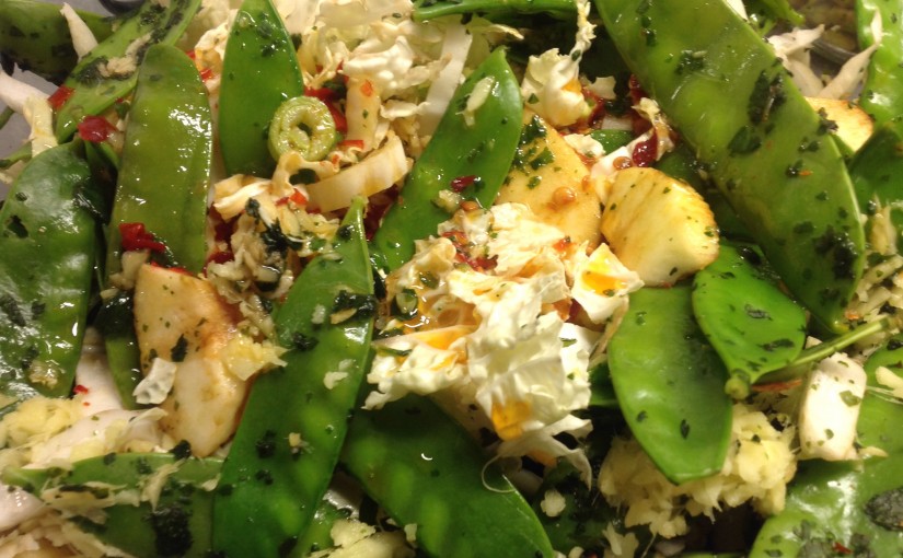 Chinakohl Salat mit Zuckerschoten Äpfeln Cashew und Koriander Limetten Dressing