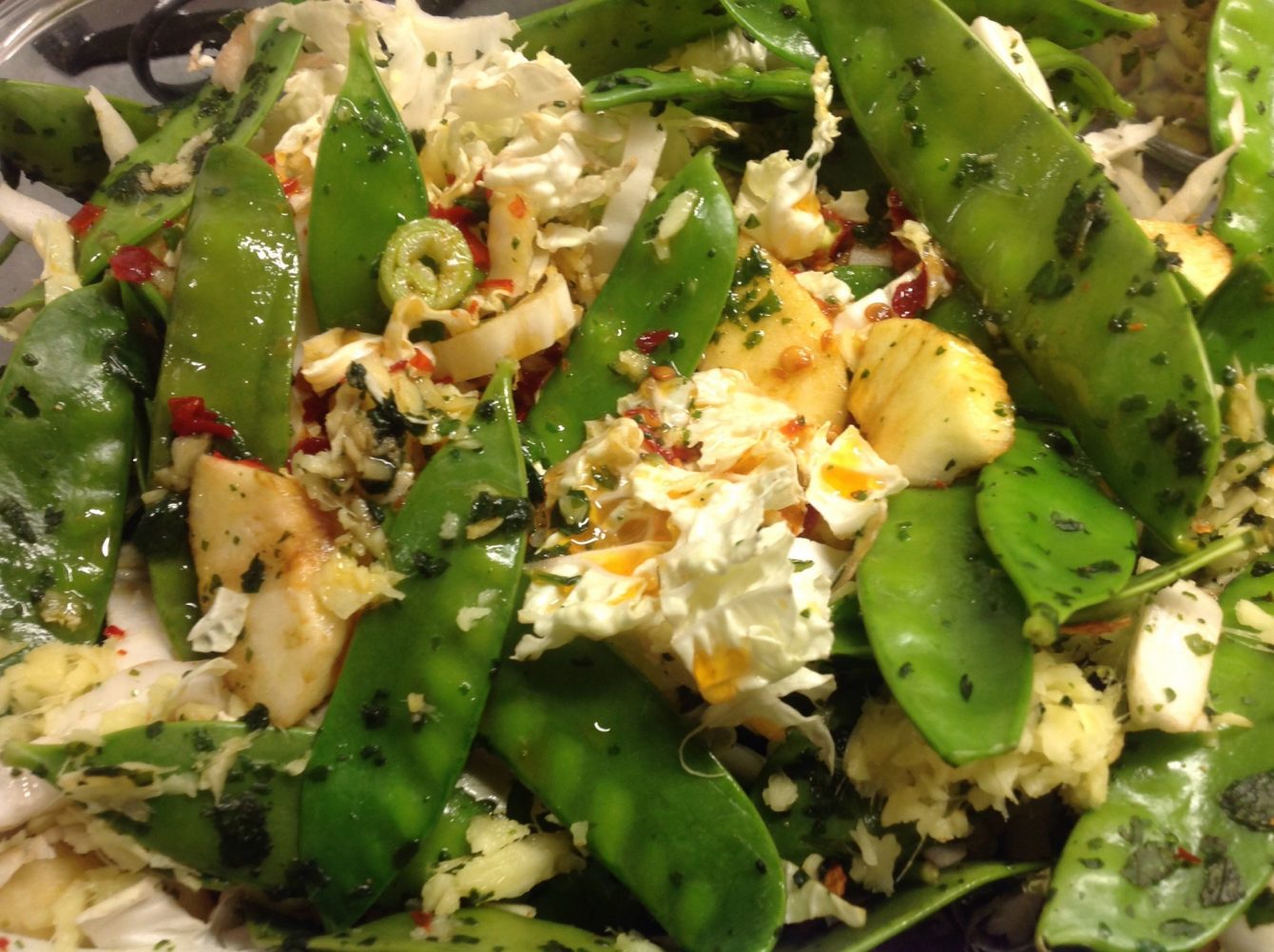 Chinakohl Salat mit Zuckerschoten Äpfeln Cashew und Koriander Limetten Dressing