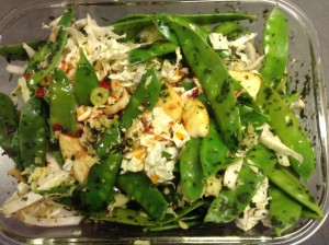 Chinakohl Salat mit Zuckerschoten Äpfeln Cashew und Koriander Limetten Dressing