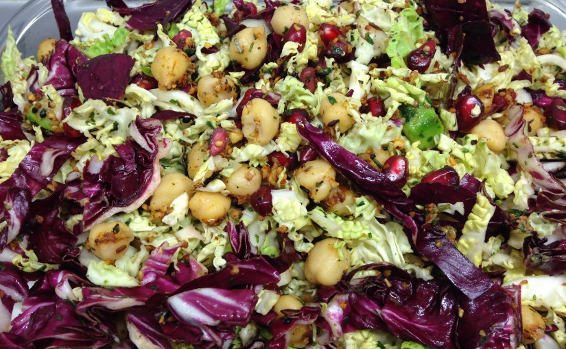 Radicchio Wirsing Salat mit Avocado, Kichererbsen und Granatapfelkernen