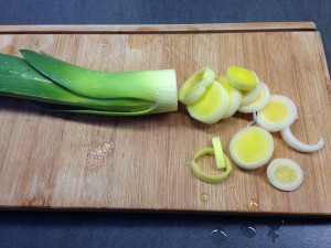 Lauch in Scheiben schneiden