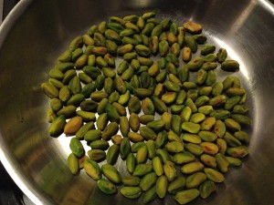 Pistazien in einer Pfanne ohne Öl langsam rösten