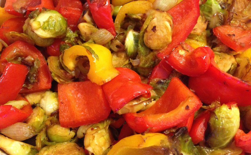 Gebratener Rosenkohl und Paprika mit Scharlotten und Ingwer in Chili Dressing