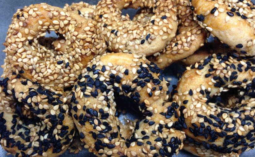 türkisches Salzgebäck mit Sesam und Schwarzkümmel