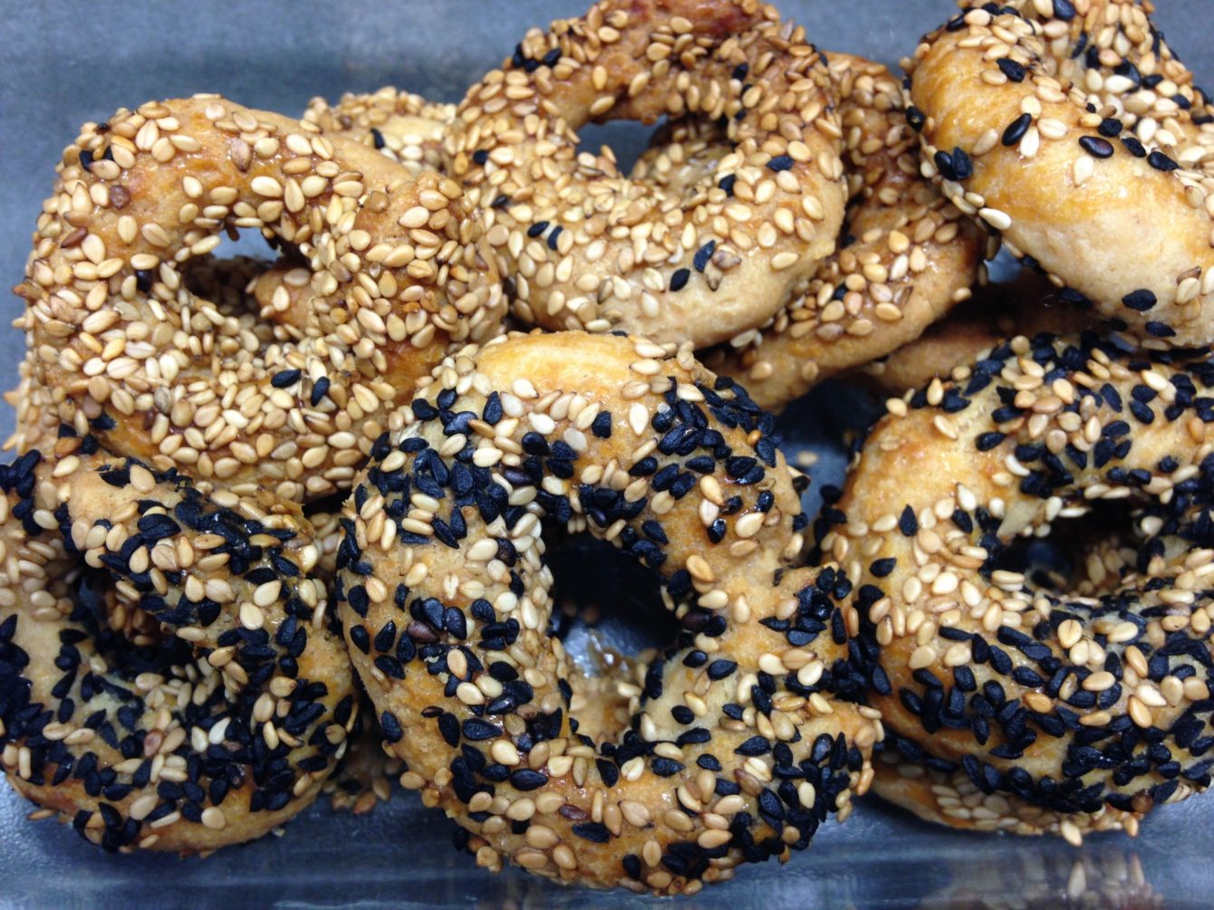 türkisches Salzgebäck mit Sesam und Schwarzkümmel