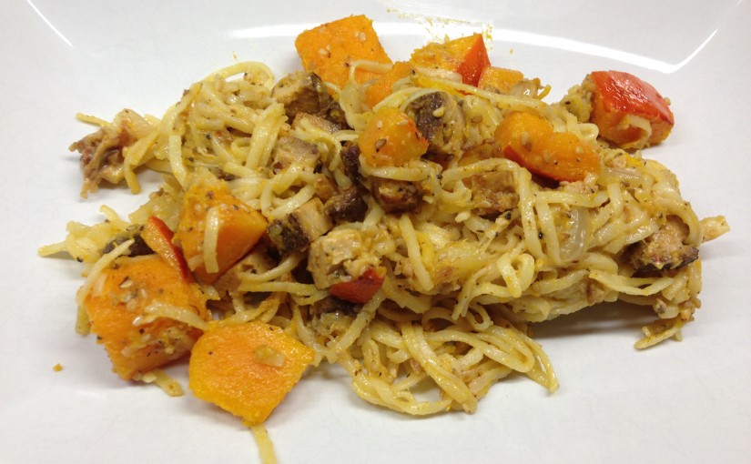 Gebratene Nudeln mit Kürbis Tofu und Banane mit Erdnuss Ingwer Chili Tamarinden Sauce