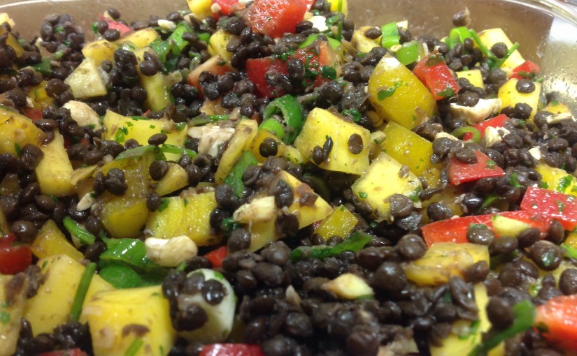 Beluga Linsen Salat mit Paprika, Mango, Chili, Ingwer, Cashew und Koriander