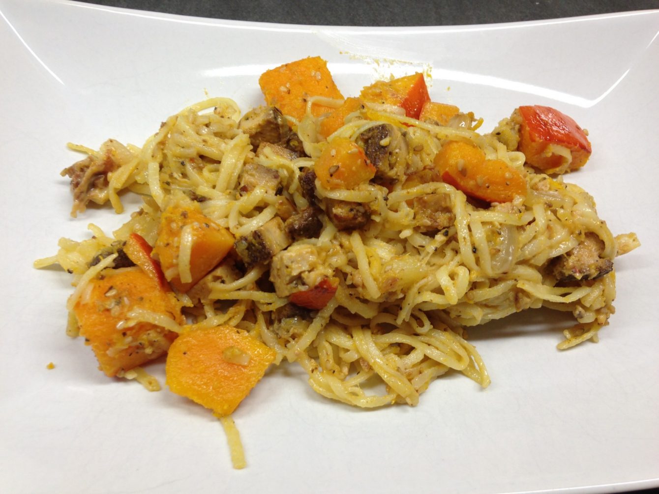 Gebratene Nudeln mit Kürbis Tofu und Banane mit Erdnuss Ingwer Chili Tamarinden Sauce