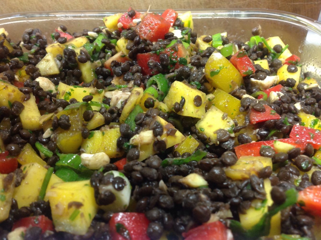 Beluga Linsen Salat mit Paprika, Mango, Chili, Ingwer, Cashew und Koriander